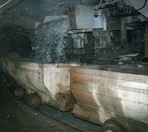 Погрузка руды в вагонетки с помощью виброустановок
